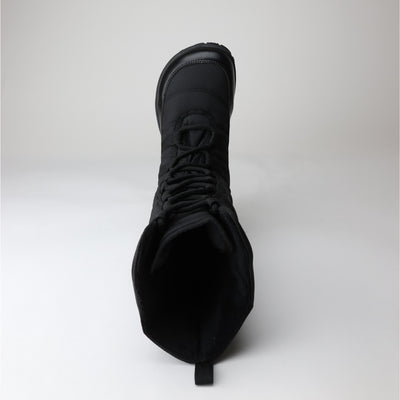 Vaistoa Hanki – korkeavartiset paljasjalkakengät talveen, väri musta. Kuvassa kengän leveä, jalan anatomian mukainen varvastila, joka antaa varpaille luonnollisen liikkumavaran ja tukee terveellistä jalkaterän asentoa.