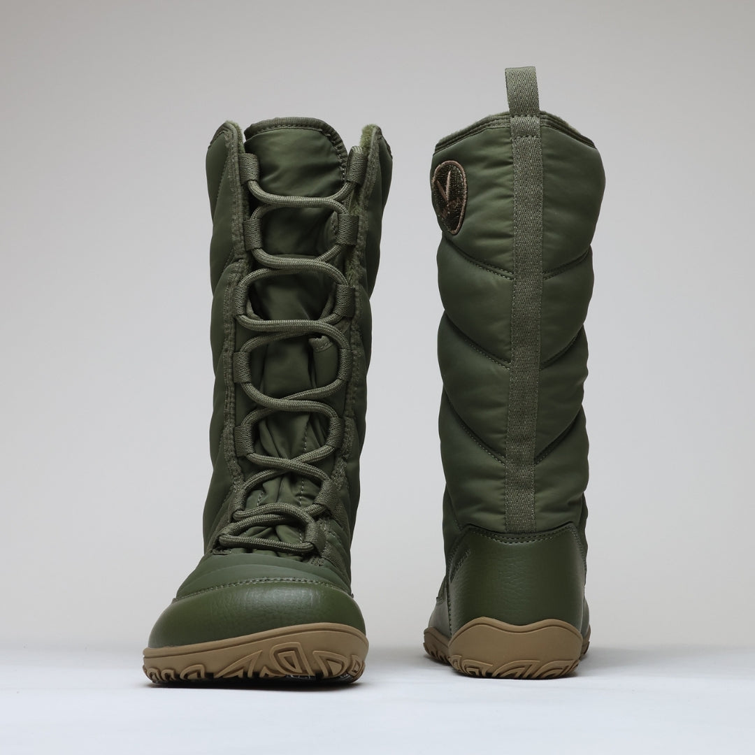 Vaistoa Hanki – korkeavartiset paljasjalkakengät talveen, väri oliivinvihreä. Kuvassa kengät edestä ja takaa, esittelee kengän muodon, varren korkeuden ja kokonaisrakenteen.