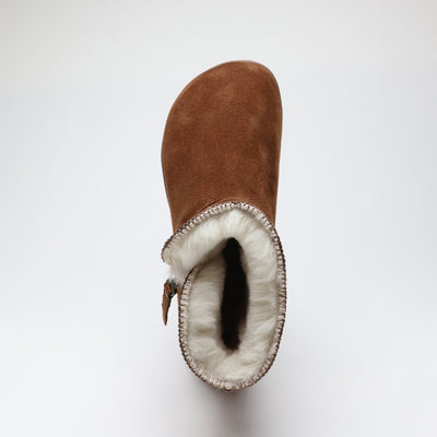 Vaistoa Huurre – paljasjalkabootsit talveen, väri karamellinruskea. Kuvassa kengän leveä, jalan anatomian muotoinen varvastila, joka antaa varpaille tilaa liikkua luonnollisesti ja lisää käyttömukavuutta pitkien päivien aikana.