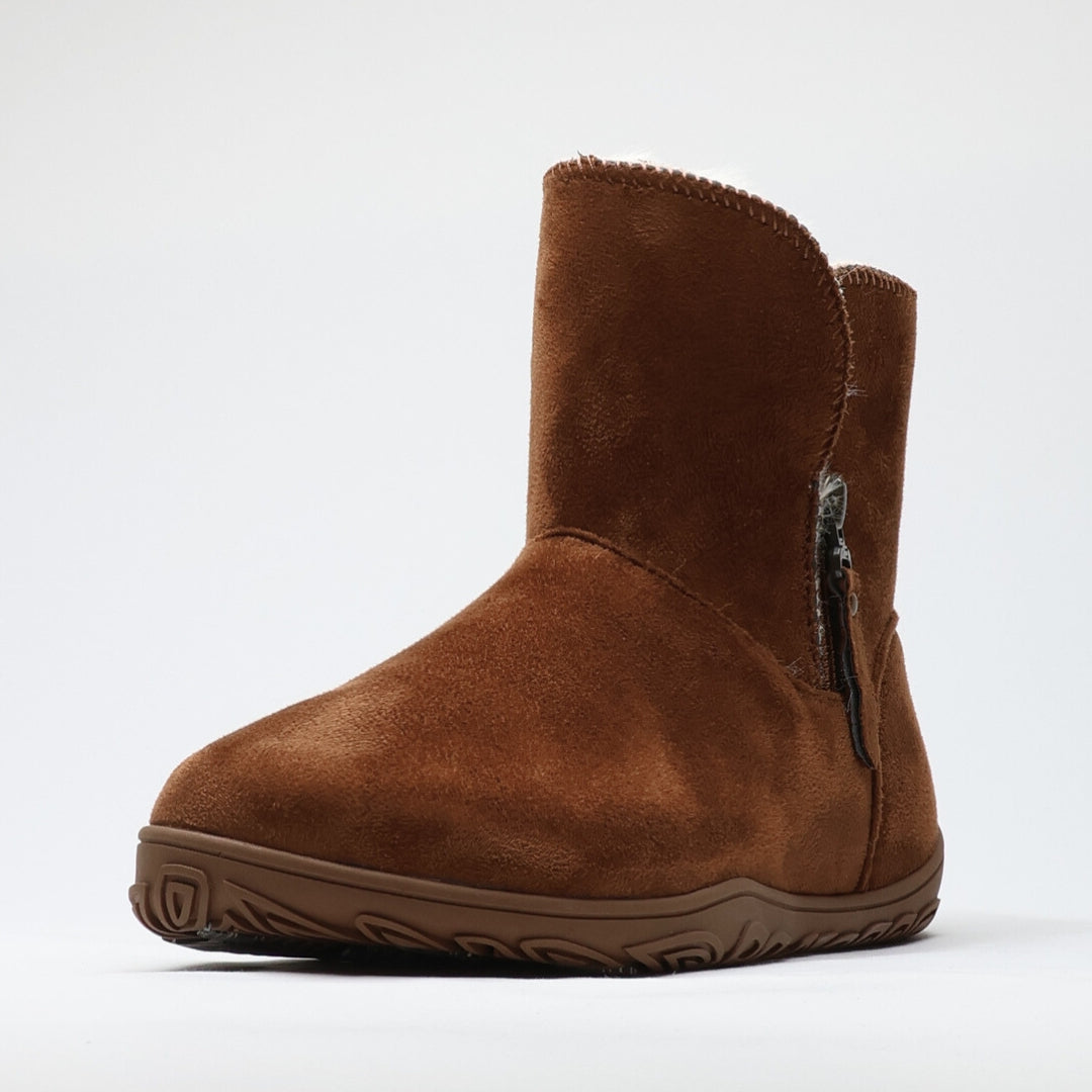 Vaistoa Huurre – paljasjalkabootsi talveen, väri karamellinruskea. Kuvassa yksi kenkä etuviistosta – näkyvissä lämmin karvavuori, pehmeä päällinen ja Vaistoa Pitoa™ -talvipohja.