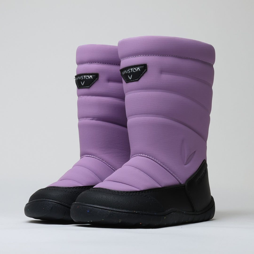 Vaistoa Kinos – lasten korkeavartiset paljasjalkakengät talveen, väri lila. Kuvassa kenkäpari etuviistosta kuvattuna.