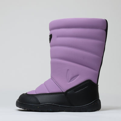 Vaistoa Kinos – lasten korkeavartiset paljasjalkakengät talveen, väri lila. Kuvassa kengän tasainen zero drop -pohja lateraalipuolelta katsottuna, korostaen luonnollista jalkaterän asentoa.