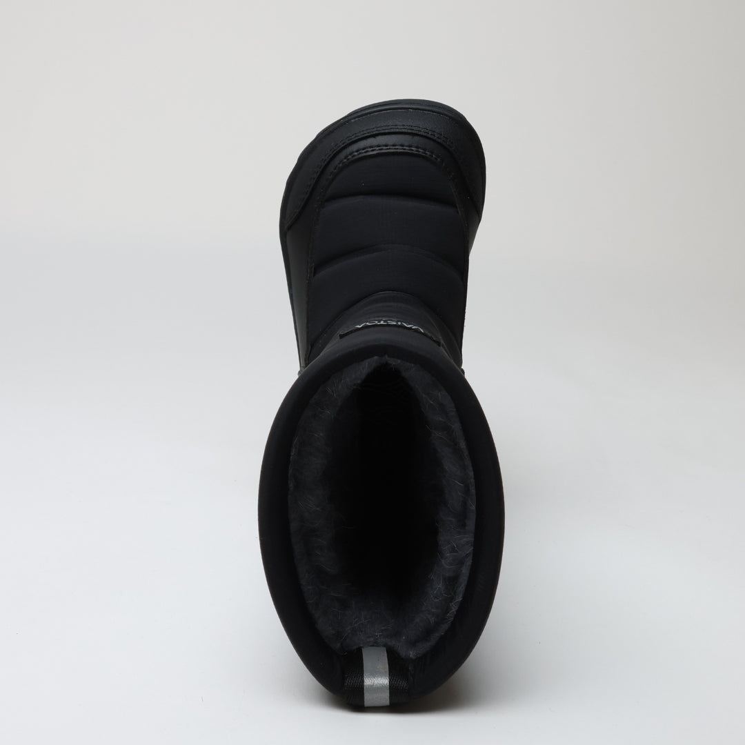 Vaistoa Kinos – lasten korkeavartiset paljasjalkakengät talveen, väri musta. Kuvassa kengän leveä, jalan anatomian mukainen varvastila, joka antaa varpaille tilaa liikkua luonnollisesti.