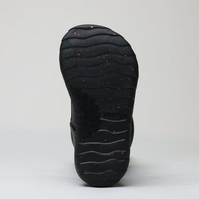 Vaistoa Kinos – lasten korkeavartiset paljasjalkakengät talveen, väri musta. Kuvassa kengän talvipohja, joka on valmistettu pehmeämmästä kumiseoksesta paremman pidon mahdollistamiseksi.